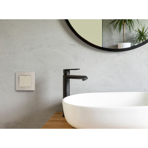 Розетка с/з со шторками с защитной крышкой Legrand Inspiria 673741
