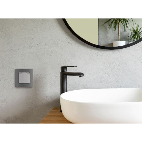 Розетка с/з со шторками с защитной крышкой Legrand Inspiria 673742