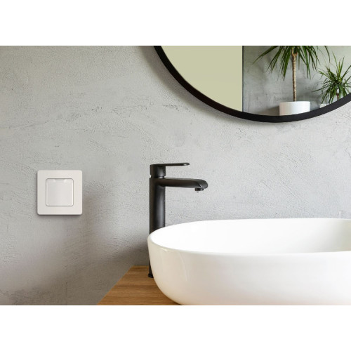 Розетка с/з со шторками с защитной крышкой Legrand Inspiria 673740